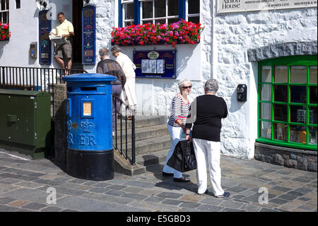 Gespräch in St Peter Port Guernsey UK Stockfoto