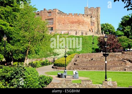 Blick auf die normannische Burg aus dem Schlossgarten mit dem Mercian Regiment Denkmal im Vordergrund, Tamworth, UK zu sehen. Stockfoto