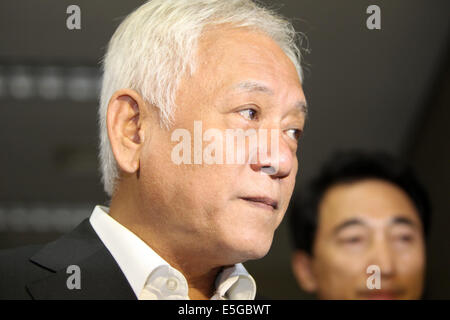 Seoul, Nationalversammlung in Seoul. 31. Juli 2014. Kim Han-Gil und Ahn Cheol-Soo (unsichtbare), Co Führer der wichtigsten Oppositionspartei neue Politik Bündnis für Demokratie, eine Pressekonferenz in der Nationalversammlung in Seoul, Südkorea am 31. Juli 2014 teilnehmen. Co Führer der Oppositionspartei Südkoreas trat Donnerstag für eine vernichtende Niederlage in der parlamentarischen Nachwahlen gesehen als mittelfristige Referendum über den Park Geun-Hye-Verwaltung. © Park Jin-Hee/Xinhua/Alamy Live-Nachrichten Stockfoto