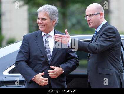 Prag, Tschechische Republik. 31. Juli 2014. Bundeskanzler von Österreich Werner Faymann (links) trifft tschechische Premierminister Bohuslav Sobotka in Prag, Tschechische Republik, 31. Juli 2014. © Michal Dolezal/CTK Foto/Alamy Live-Nachrichten Stockfoto