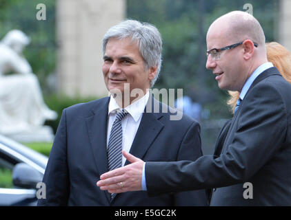 Prag, Tschechische Republik. 31. Juli 2014. Bundeskanzler von Österreich Werner Faymann (links) trifft tschechische Premierminister Bohuslav Sobotka in Prag, Tschechische Republik, 31. Juli 2014. © Michal Dolezal/CTK Foto/Alamy Live-Nachrichten Stockfoto