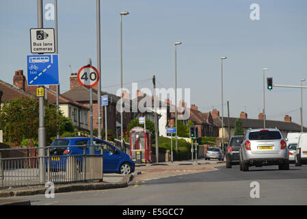 Warnsignal für Kameras im Bus Lane Großbritannien passierenden Fahrzeuge Stockfoto