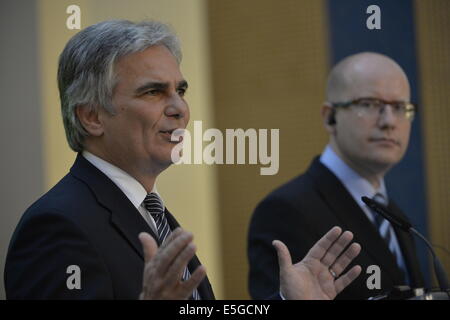 Bundeskanzler von Österreich Werner Faymann (links) trifft tschechische Premierminister Bohuslav Sobotka in Prag, Tschechische Republik, 31. Juli 2014. (CTK Foto/Michal Dolezal) Stockfoto