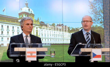 Bundeskanzler von Österreich Werner Faymann (links) und tschechische Premierminister Bohuslav Sobotka gelten im Rahmen einer Pressekonferenz in Prag, Tschechische Republik, 31. Juli 2014. (CTK Foto/Michal Dolezal) Stockfoto