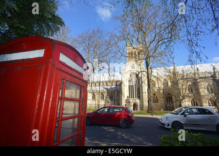 Autos rote Telefon Box von Selby Abbey im Frühjahr gegründet 1069 von Benedikt von Auxerre Nord Yorkshire uk Stockfoto