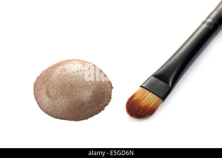 Schimmer-Lidschatten mit Pinsel auf weißem Hintergrund Stockfoto