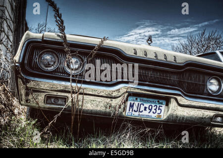 Ein altes amerikanischen Dodge Charger Auto links in einem Hof in Minneapolis, USA. Stockfoto