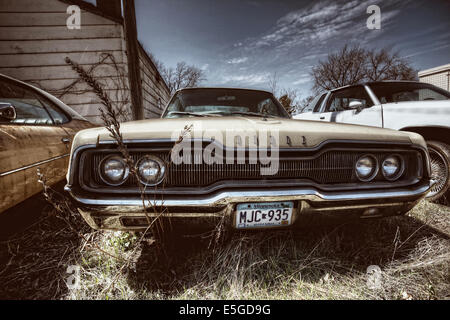 Ein altes amerikanischen Dodge Charger Auto links in einem Hof in Minneapolis, USA. Stockfoto