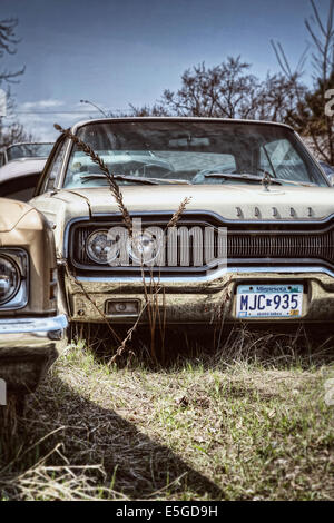 Ein altes amerikanischen Dodge Charger Auto links in einem Hof in Minneapolis, USA. Stockfoto
