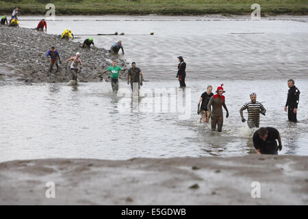 Die schrulligen jährliche 'Mad' Maldon Mud Race, gehaltenen späten Frühjahr / Anfang Sommer abhängig von den Gezeiten in Maldon, Essex, England Stockfoto