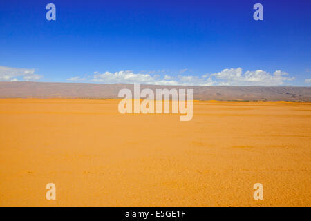 Ch'gagga Wüste 5 Stunde Fahrt nach amerzgane, 4-Rad Antrieb über trockenen See iriki Bett, einmal einen riesigen See, Sahara, Süden Marokko Stockfoto