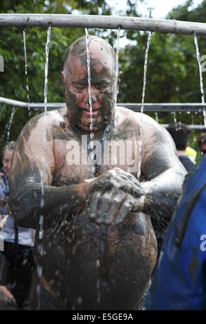 Die schrulligen jährliche 'Mad' Maldon Mud Race, gehaltenen späten Frühjahr / Anfang Sommer abhängig von den Gezeiten in Maldon, Essex, England Stockfoto