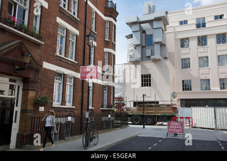 Neue Beaumont Hotel in London, Vereinigtes Königreich. "Raum" eine hockende Figur des britischen Künstlers Antony Gormley. Stockfoto