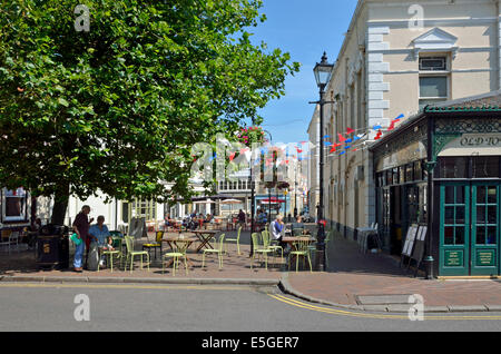 Margate, Kent, England, UK. Café im Marktplatz; Altes Rathaus auf der rechten Seite - jetzt ein Citizens Advice Bureau Stockfoto