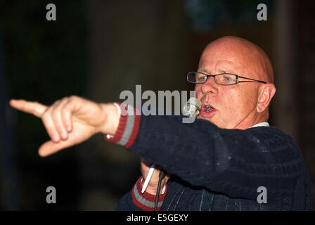 Versteigerer bei der Arbeit unter Angebote für Ware in eine Spendenaktion für lokale Wohltätigkeitsorganisationen, churt, in der Nähe von Farnham, Surrey, Großbritannien. Stockfoto