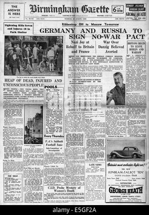 1939 Birmingham Zeitung Titelseite Berichterstattung Hitler-Stalin-Pakt vom deutschen Außenminister Joachim Ribbetrop und sowjetischen Außenministers Vyacheslav Molotov unterzeichnet Stockfoto