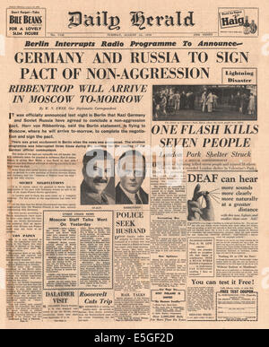 1939 daily Herald Titelseite Berichterstattung Hitler-Stalin-Pakt vom deutschen Außenminister Joachim Ribbetrop und sowjetischen Außenministers Vyacheslav Molotov unterzeichnet Stockfoto