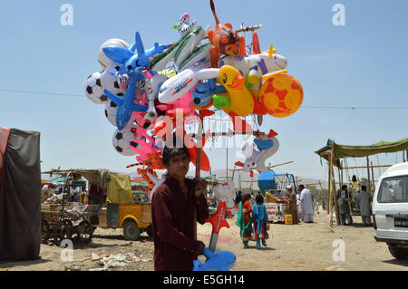 Karachi, Pakistan. 31. Juli 2014. Ein Ballon-Verkäufer wartet auf Kunden am letzten Tag des Eid al-Fitr Festival in Quetta, Pakistan, 31. Juli 2014. Muslime auf der ganzen Welt feierten das Eid al-Fitr Festival, das welches das Ende des Fastenmonats Ramadan markiert. © Irfan/Xinhua/Alamy Live-Nachrichten Stockfoto