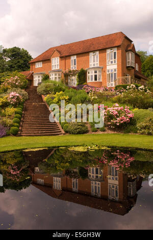 Haus in Teich eines englischen Country Garden, shalden wider, in der Nähe von Alton, Hampshire, UK. Stockfoto