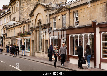 Großbritannien, England, Wiltshire, Bad, Geschäfte auf der berühmten Pulteney Bridge Stockfoto