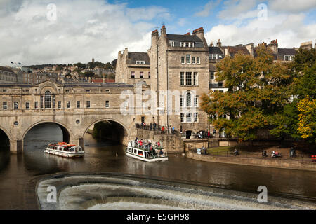 Großbritannien, England, Wiltshire, Bad, Ausflugsschiffe am Fluss Avon Unterquerung Pulteney Bridge Stockfoto