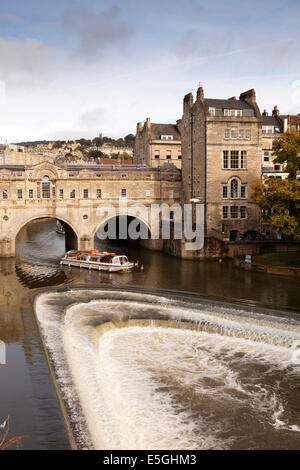 Großbritannien, England, Wiltshire, Bad, Ausflugsschiff am Fluss Avon Unterquerung Pulteney Bridge Stockfoto