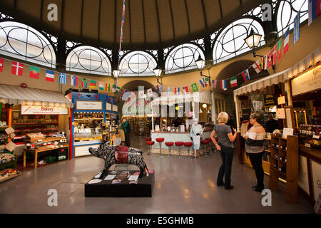 Großbritannien, England, Wiltshire, Bad, Guildhall Market stalls unter zentrale Kuppel Stockfoto