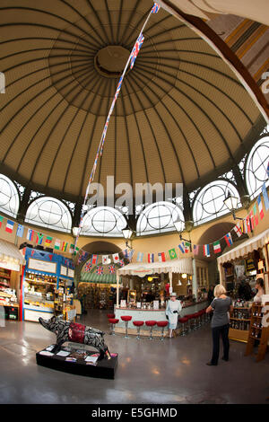 Großbritannien, England, Wiltshire, Bad, Guildhall Market stalls unter zentrale Kuppel Stockfoto