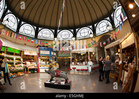 Großbritannien, England, Wiltshire, Bad, Guildhall Market stalls unter zentrale Kuppel Fischaugen-Objektiv Weitwinkel Stockfoto