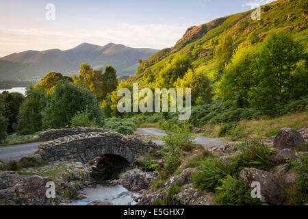 Letzten Sonnenstrahlen auf den Bergen oberhalb von Derwentwater, Lake District, Cumbria, England Stockfoto