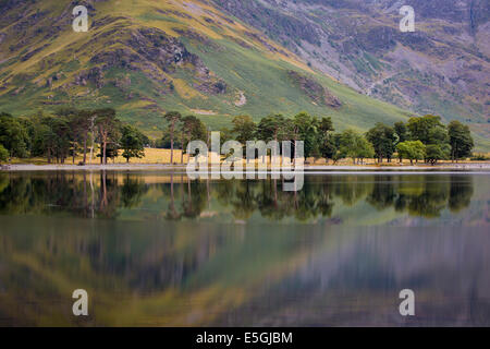 Vor der Morgendämmerung Reflexionen über Buttermere-See, Cumbria, Lake District, England Stockfoto