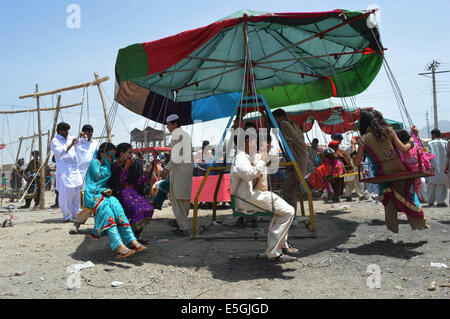 Karachi, Pakistan. 31. Juli 2014. Kinder genießen Sie die Fahrt auf einer Schaukel am letzten Tag des Eid al-Fitr Festival in Quetta, Pakistan, 31. Juli 2014. Muslime auf der ganzen Welt feierten die Eid al-Fitr, die Ende des Fastenmonats Ramadan markiert. Bildnachweis: Irfan/Xinhua/Alamy Live-Nachrichten Stockfoto