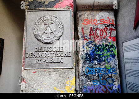 Deutschland, Berlin, Original DDR-Grenzposten vor das Mauermuseum Mauermuseum am Checkpoint Charlie Stockfoto