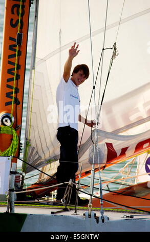 AJAXNETPHOTO. AUGUST 2009. PORTSMOUTH, ENGLAND - JÜNGSTER WELTENGIRDLER - MIKE PERHAM KOMMT IN DER SOLENT IN SEINER YACHT TOTALLYMONEY.COM.PHOTO:JONATHAN EASTLAND/AJAX AN Stockfoto