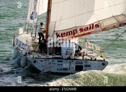 AJAXNETPHOTO. AUGUST 2009. PORTSMOUTH, ENGLAND - JÜNGSTER WELTENGIRDLER - MIKE PERHAM KOMMT IN DER SOLENT IN SEINER YACHT TOTALLYMONEY.COM.PHOTO:JONATHAN EASTLAND/AJAX AN Stockfoto