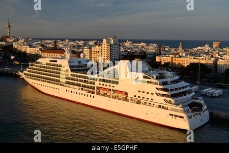 Luxus-Kreuzfahrtschiff, die MS Seabourn Sojourn Liegeplatz im Hafen von Cadiz in der frühen Morgensonne. Stockfoto