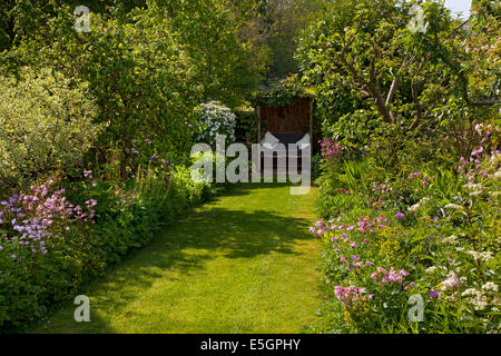 Blick hinunter Rasen Weg, schattige Pergola aus Holz im englischen Garten Stockfoto