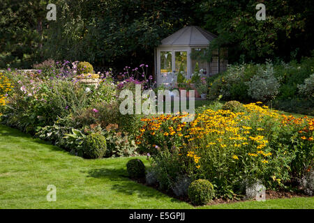 Hölzerne Laube mit bunten Spätsommer Blume Boarder im englischen Garten, Oxfordshire, England Stockfoto