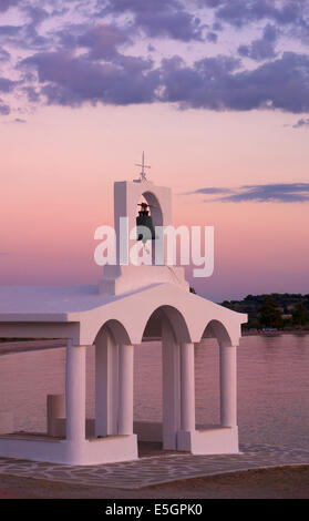 Griechische Kirche neben Meer entfernt in der Nähe von Porto Heli, Argolis, Peloponnes, Griechenland Stockfoto