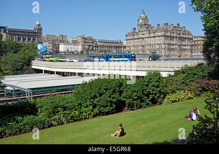 Blick über East Princes Street Gardens in Richtung Bahnhof Waverley und das Balmoral Hotel in Edinburgh, Schottland Stockfoto