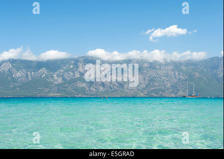 Cedar Island in den Golf von Gökova ist umgeben von azurblauem Wasser und bekannt als Kleopatra Insel Stockfoto