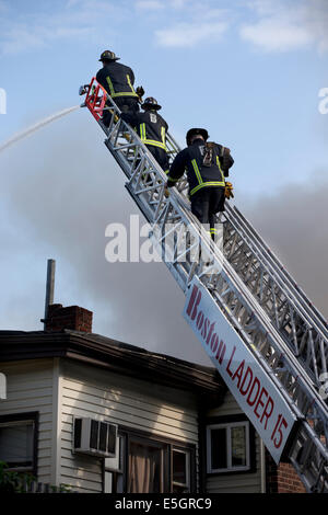 Feuerwehrleute reagieren auf einen 6-Alarm Hausbrand in Boston, Massachusetts, USA Stockfoto