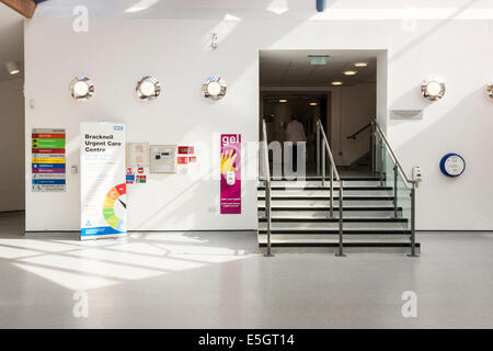 Eingang zum NHS Urgent Care Centre, Bracknell, Berkshire, England, GB, Großbritannien. Stockfoto