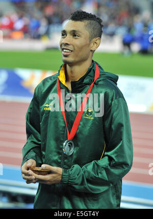 Glasgow, Schottland. 30. Juli 2014. Wayde van Niekerk Südafrikas mit seiner Silbermedaille am Tag 7 der 20. Commonwealth Games im Hampden Park Leichtathletik-Stadion am 30. Juli 2014 in Glasgow, Schottland. Bildnachweis: Roger Sedres/Alamy Live-Nachrichten Stockfoto