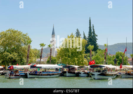 Touristischen Boote ankern in Dalyan, Feriendorf am Dalyan Fluss, mit Moschee im Hintergrund Stockfoto