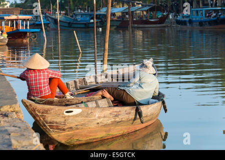 Boote am Fluss Thu Bồn, Hoi An, Quang Nam Provinz, sozialistische Republik Vietnam. Stockfoto