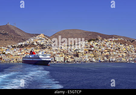 Der Hafen von Ermoupoli Stadt - Hauptstadt der Kykladen - Insel Syros ist der älteste Hafen des modernen Griechenlands Stockfoto