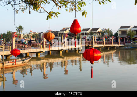 Rote Seide Lampions hängen von den Bäumen über den Thu Bon Fluss. Hoi An, Quang Nam Provinz, sozialistische Republik Vietnam. Stockfoto