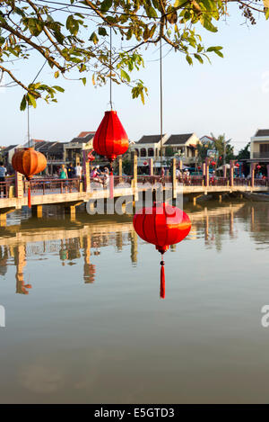 Rote Seide Lampions hängen von den Bäumen über den Thu Bon Fluss. Hoi An, Quang Nam Provinz, sozialistische Republik Vietnam. Stockfoto