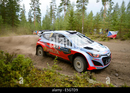 Jyväskylä, Finnland. 31. Juli 2014. Thierry Neuville (BEL) mit seinem Beifahrer Nicolas Gilsoul (BEL) in ihre Hyundai i20 WRC im Regen bei SS 1 Lankamaa auf Donnerstag, 31. Juli 2014. Jyväskylä, Finnland Credit: Markku Heikkilä/Alamy Live-Nachrichten Stockfoto